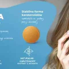 Uśmiechnięta kobieta trzyma suplement diety z luteiną i zeaksantyną, wspierający zdrowie oczu.