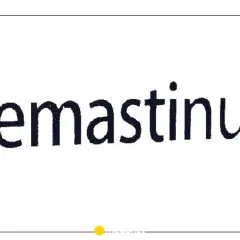 Napis "Clemastinum" na białym tle. To nazwa leku, który może pomóc w łagodzeniu objawów alergii, np. w formie clemastinum syrop.