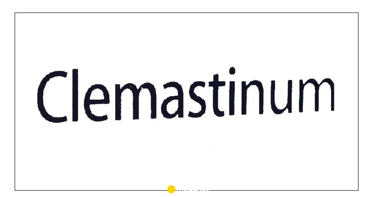 Napis "Clemastinum" na białym tle. To nazwa leku, który może pomóc w łagodzeniu objawów alergii, np. w formie clemastinum syrop.